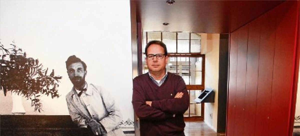 Jordi Falgàs desembolica una de les obres d'art acabada de restaurar.