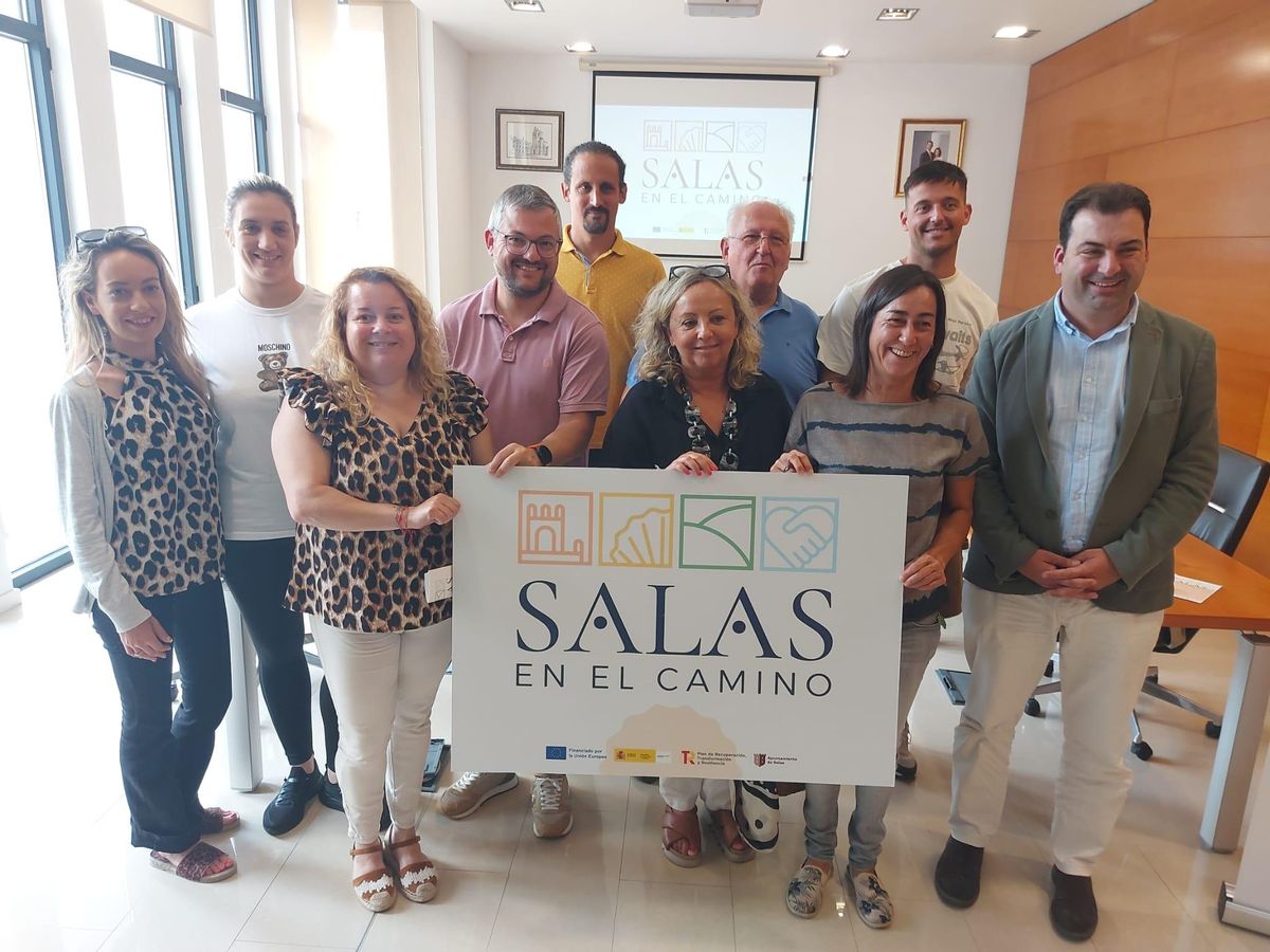 Foto de familia de responsables municipales y empresarios tras la presentación.