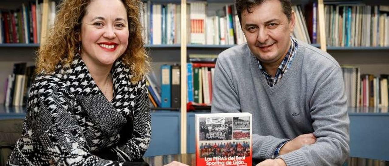 Rebeca Díaz y Frichu Yustas posan en LA NUEVA ESPAÑA de Gijón con un ejemplar de su libro.