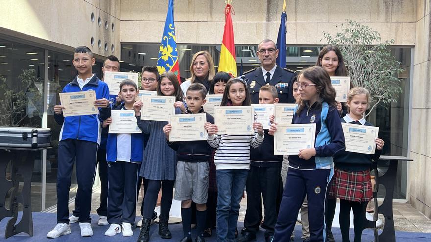 Entrega de premios en Alicante del concurso de dibujo &quot;Postal navideña y Policía Nacional&quot;