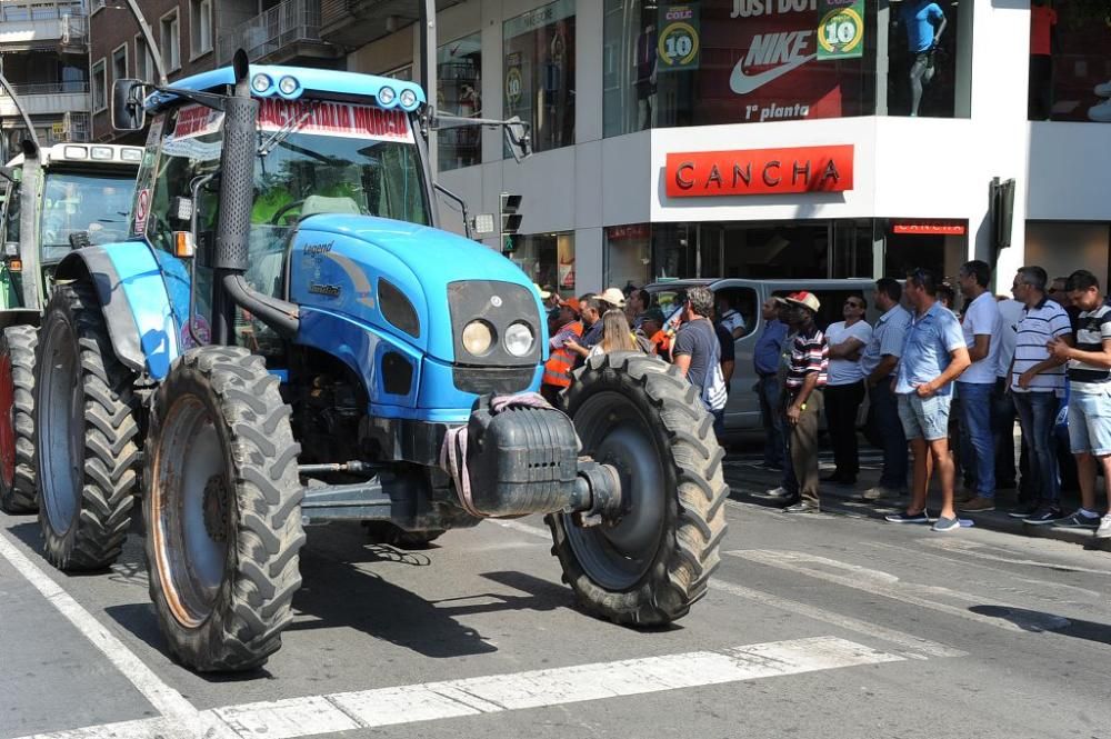 La Gran Vía de Murcia, paralizada por los agricultores