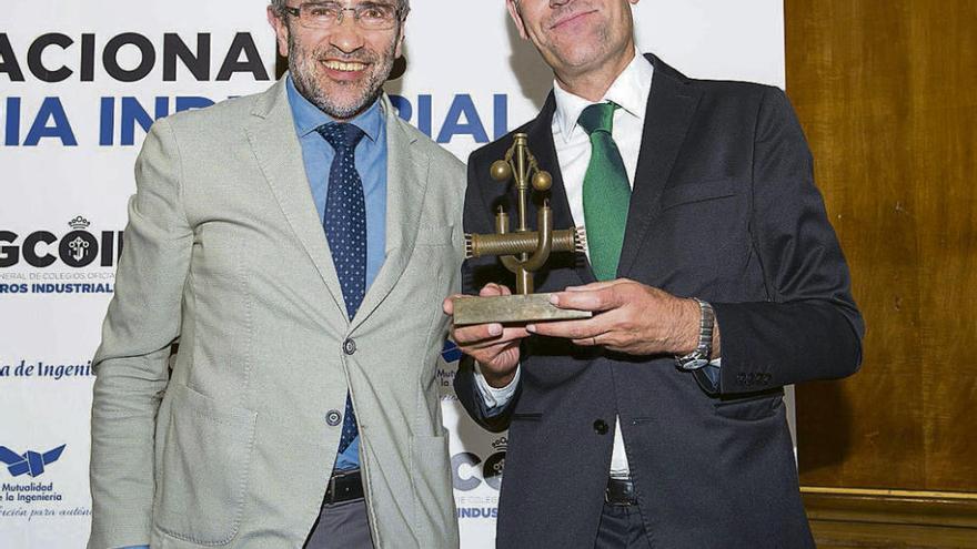 A la derecha, Raúl Quijano, ayer, en Madrid, junto a José Esteban Fernandez Rico, decano del Colegio del Principado de Asturias, tras la recepción del premio.