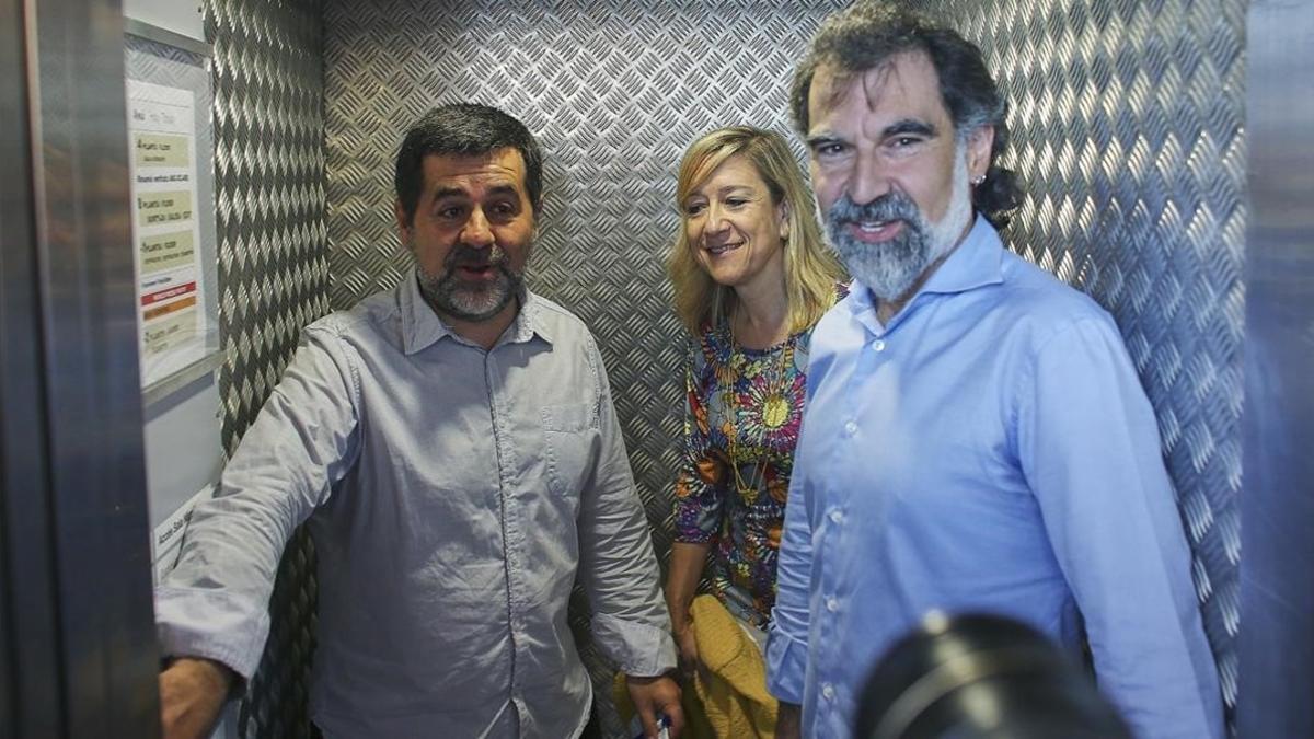 Jordi Sànchez, Neus Lloveras y Jordi Cuixart, el pasado mayo, en Barcelona.