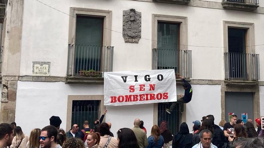 Los Bomberos de Vigo plantan un cartel de protesta en el epicentro de la Reconquista
