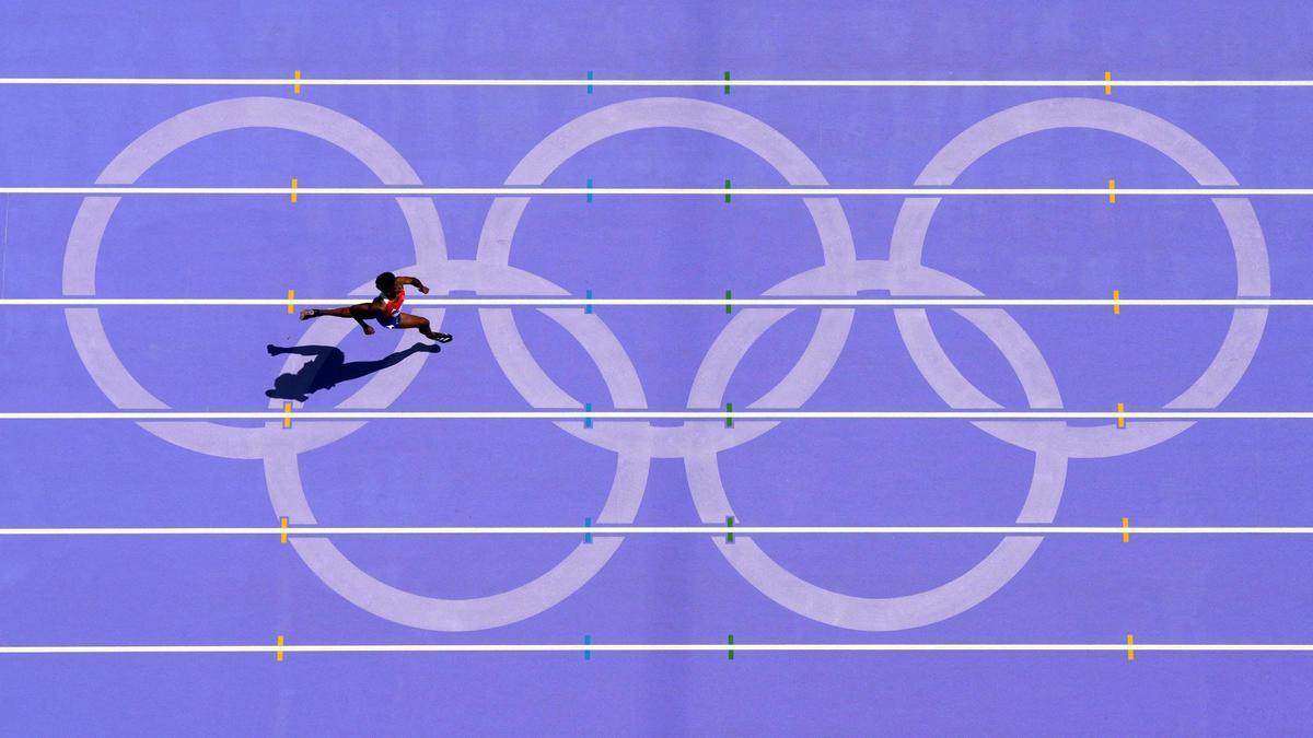 Marileidy Paulino de República Dominicana corre su serie de los 400 m  en el Stade de France durante los juegos olímpicos de Paris 2024