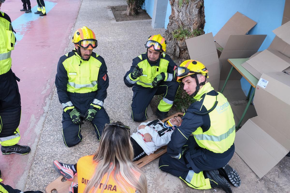 Rescate de los bomberos en el Colegio Público Cuba de Torrevieja