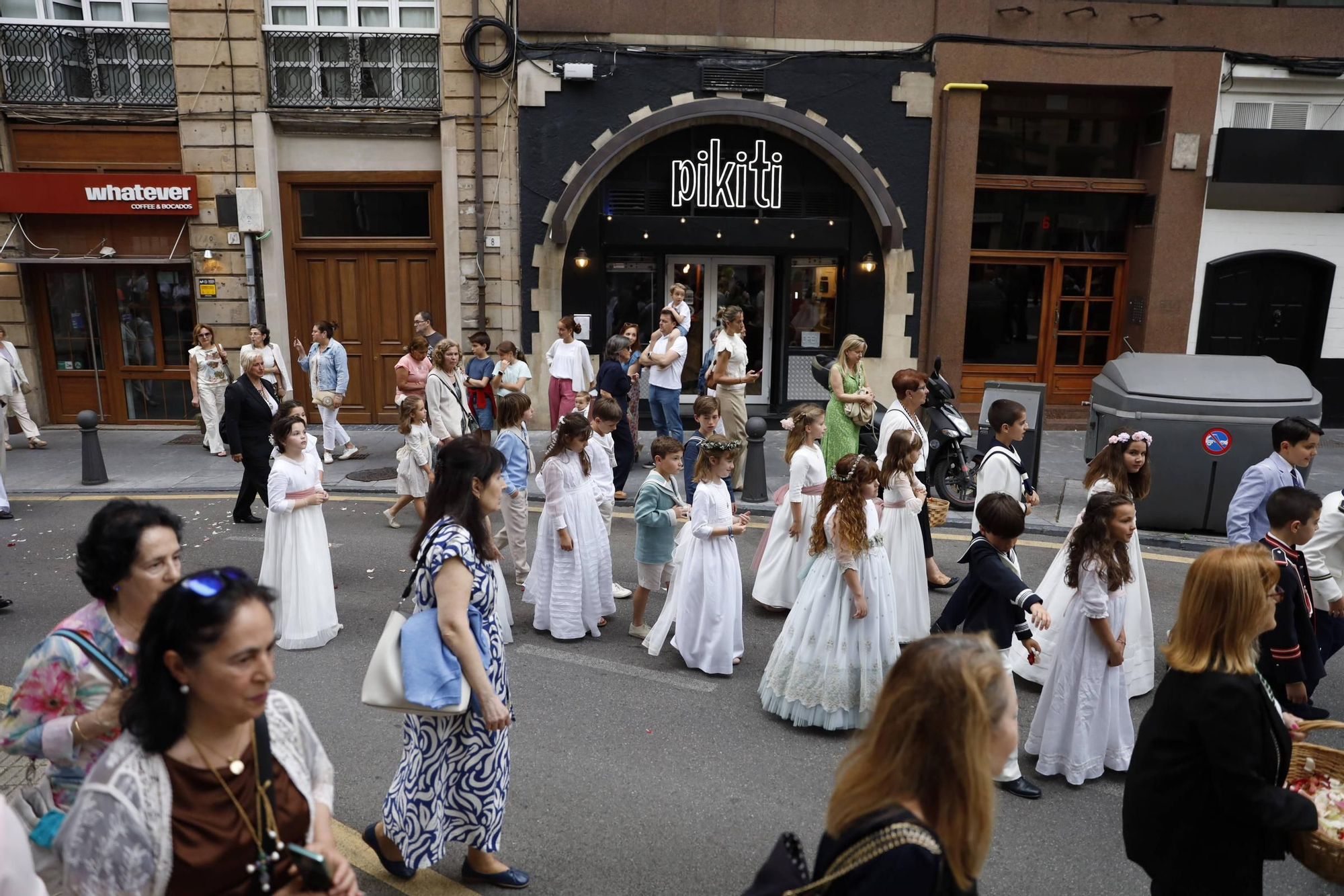 Pétalos, incienso, niños... así fue la procesión del Corpus Christi en Gijón (en imágenes)