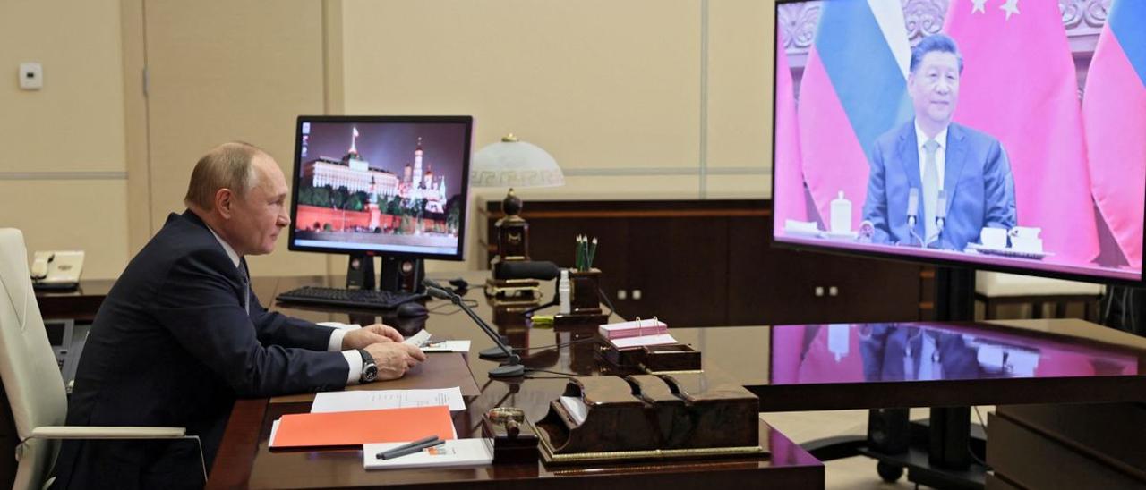 Vladimir Putin y Xi Jinping durante una videoconferencia.