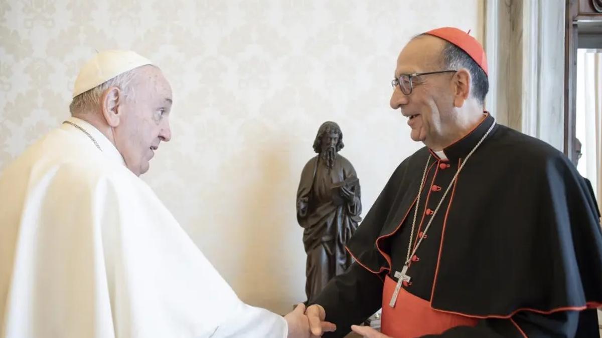 El Cardenal Omella saluda al Papa Francisco, en una imagen de archivo.