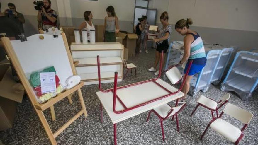 Imagen de la instalación de mobiliario para un colegio de Elche.