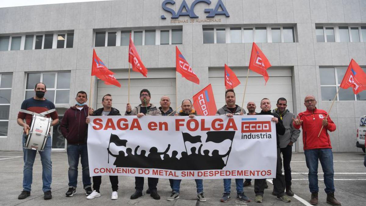 Trabajadores de Saga, a las puertas de la empresa.   | // CARLOS PARDELLAS