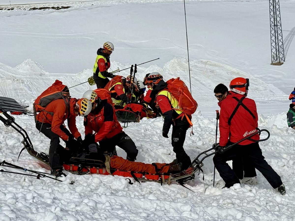 Bombers rescatant un esquiador en el simulacre d'allau que s'ha fet a La Molina Bombers rescatant un esquiador en el simulacre d'allau que s'ha fet a La Molina