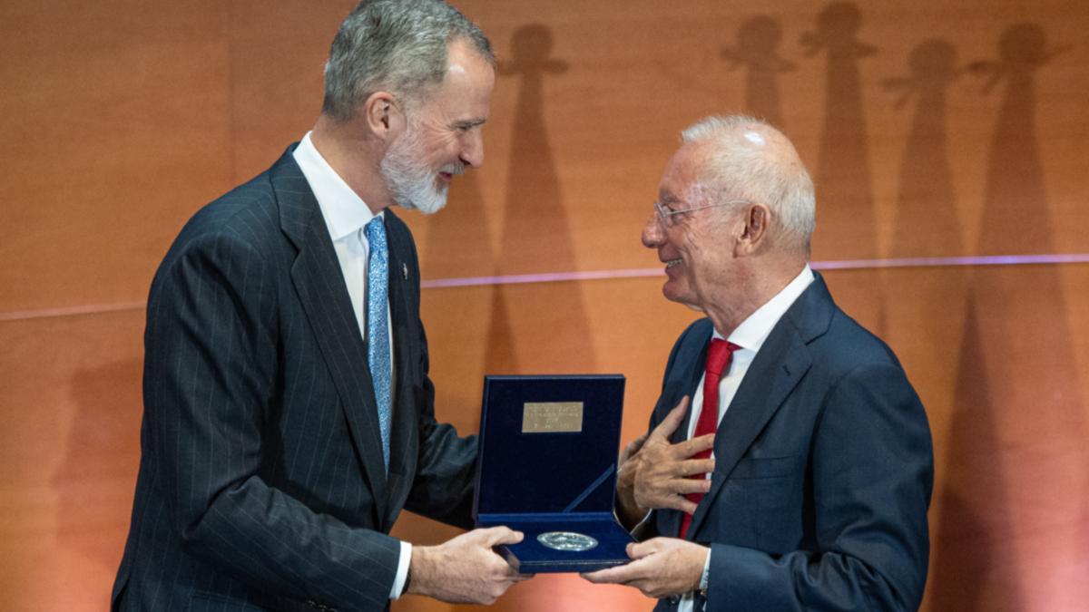 Su Majestad el Rey entrega el VIII Premio Reino de España a la Trayectoria Empresarial a Isak Andic, fundador y presidente no ejecutivo de Mango.