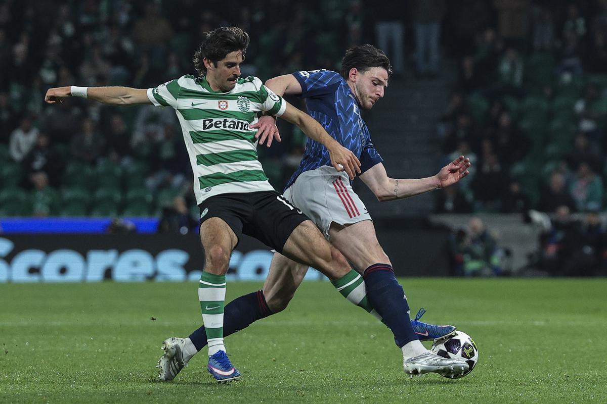 Lisbon (Portugal), 07/04/2026.- Sporting player Francisco Trincao (L) in action against Arsenal player Declan Rice during the UEFA Champions League quarter-final first leg soccer match between Sporting CP and Arsenal FC at Jose Alvalade Stadium in Lisbon, Portugal, 07 April 2026. (Liga de Campeones, Lisboa) EFE/EPA/MIGUEL A. LOPES