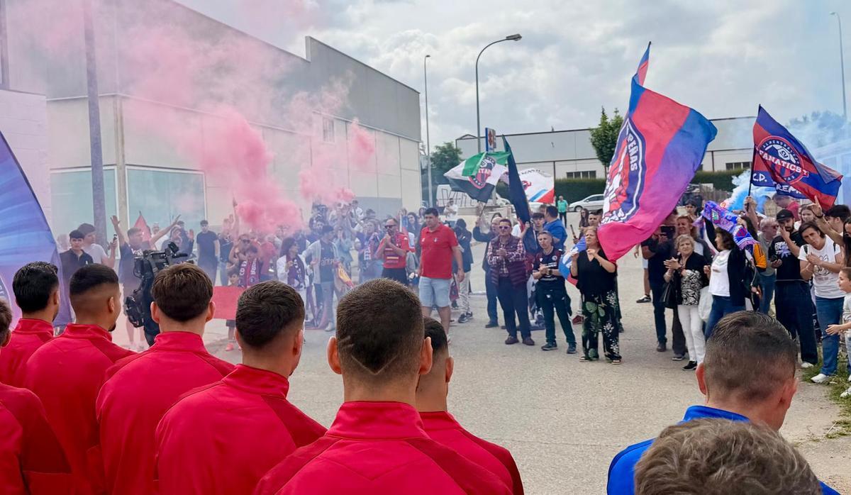 La afición despide a los jugadores del Extremadura en la ciudad deportiva