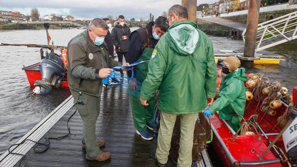 Control de los aparejos que se emplearán en esta campaña para la pesca de lamprea en el río