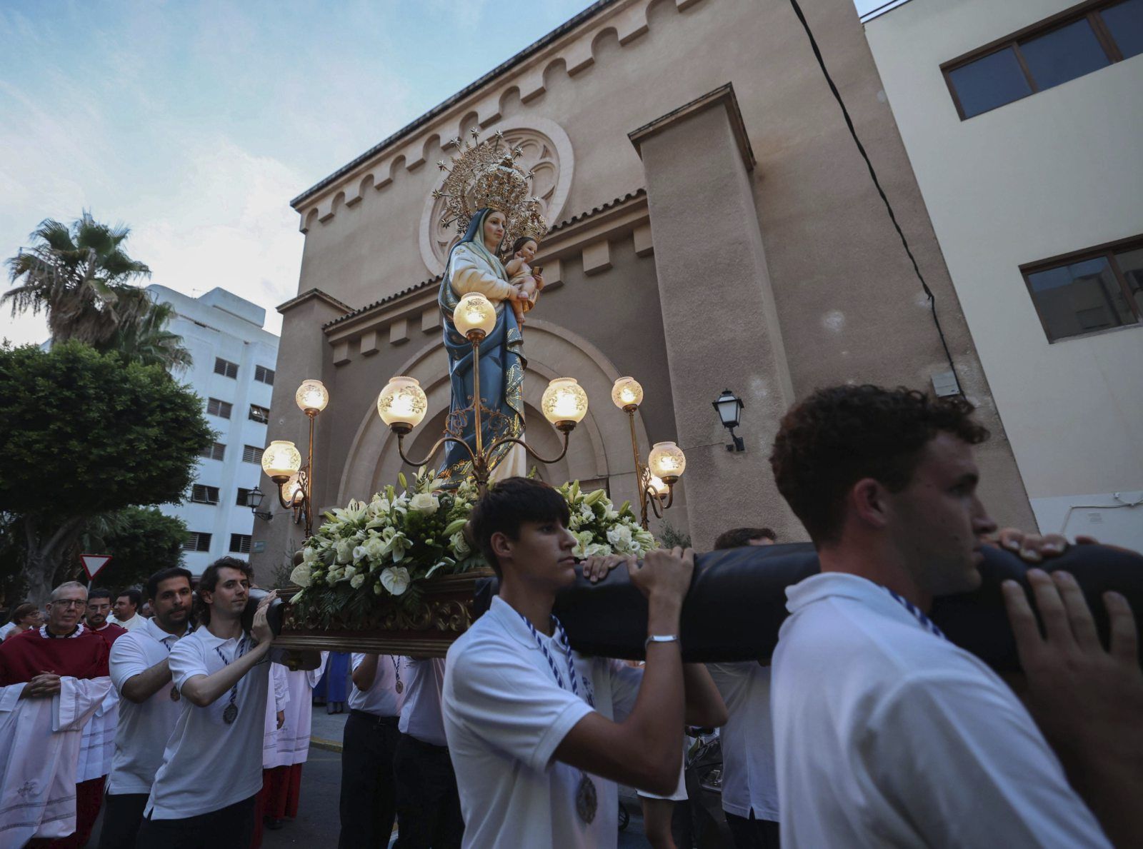 Integrants de l’agrupació portant a Santa Maria de les Neus el passat 3 d’agost.