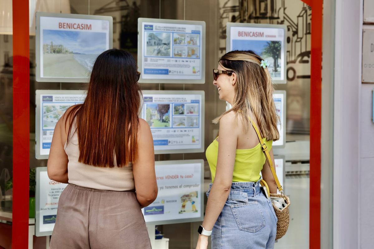 28/08/2025. Castellón. Jóvenes buscan alquileres para estudiar. Inmobiliarias