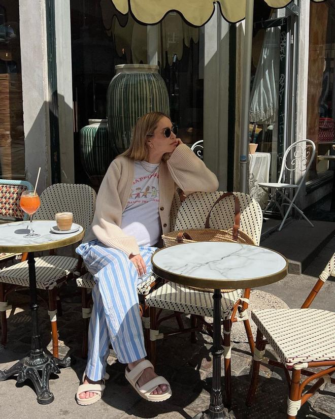 Pernille Teisbaek con pantalones de rayas