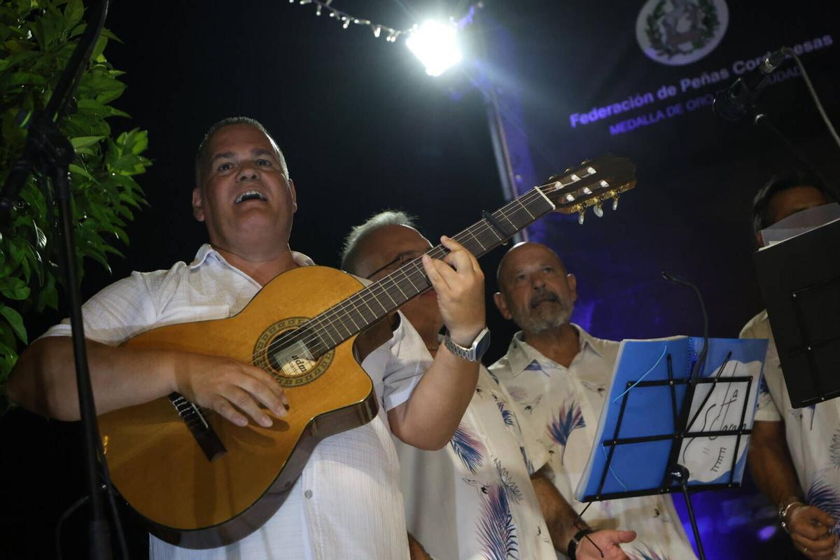 La verbena de la Federación de Peñas Cordobesas llena de música y baile la plaza del Triunfo