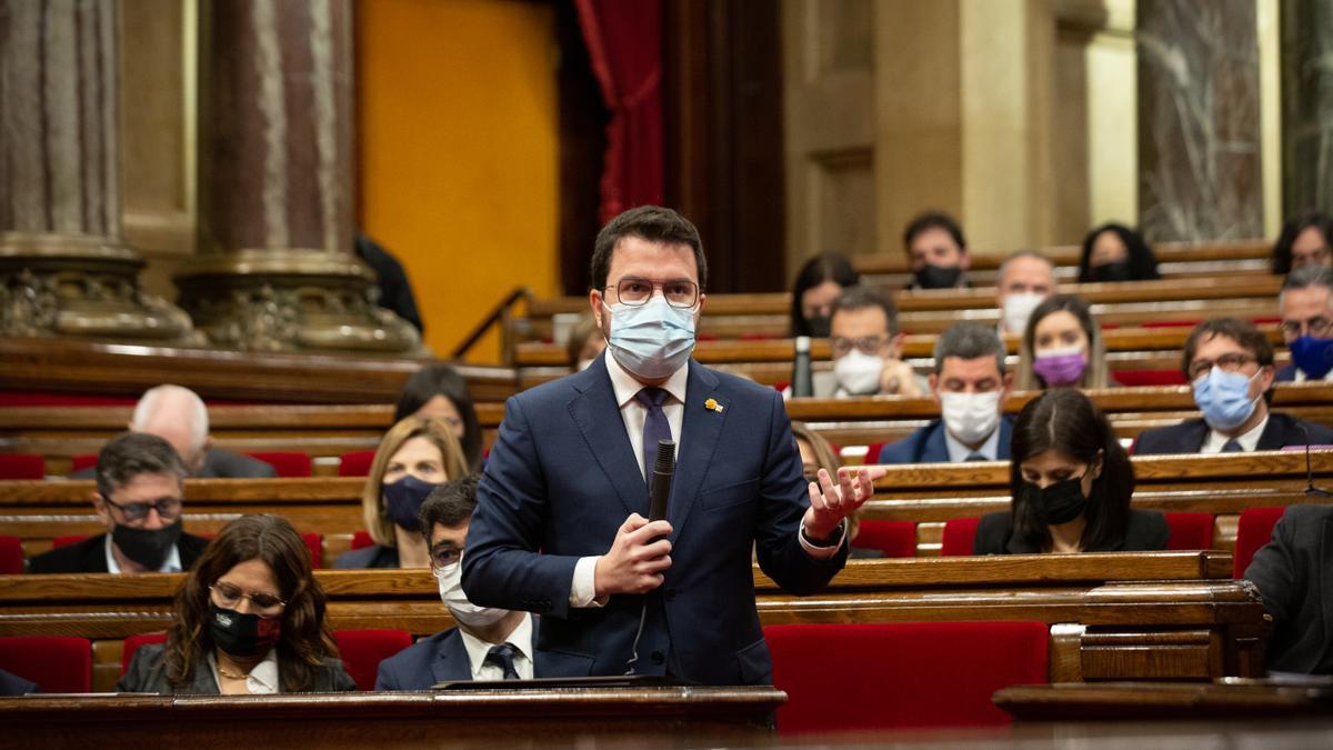 El presidente de la Generalitat, Pere Aragonès, interviene en un pleno en el Parlament.