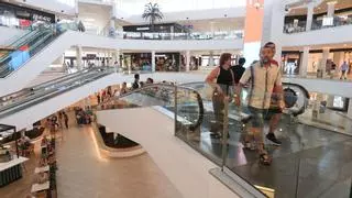 La apertura en festivos llena los grandes comercios por la afluencia de turistas y las rebajas