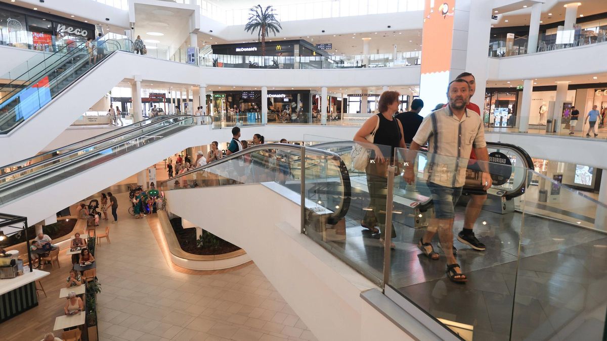 Centro Comercial El Saler, abierto este domingo.