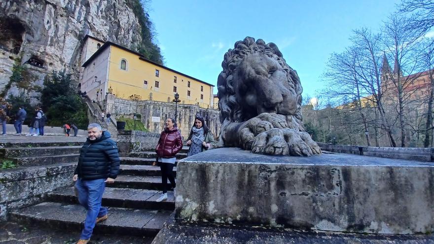 Leones de Papa, jardines de Príncipe y camposanto secreto, las mil y una curiosidades de Covadonga