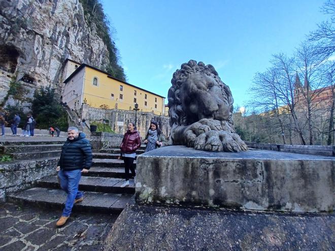 Leones de Papa, jardines de Príncipe y camposanto secreto, las mil y una curiosidades de Covadonga