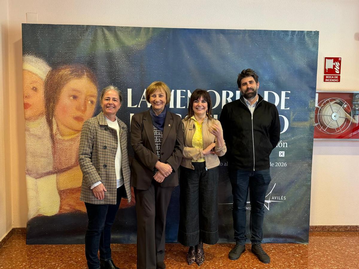 Por la izquierda, Alicia Vallina, Mariví Monteserín, Yolanda Alonso y Víctor Tirador, del Museo de Historia Urbana, en la inauguración de la exposición.
