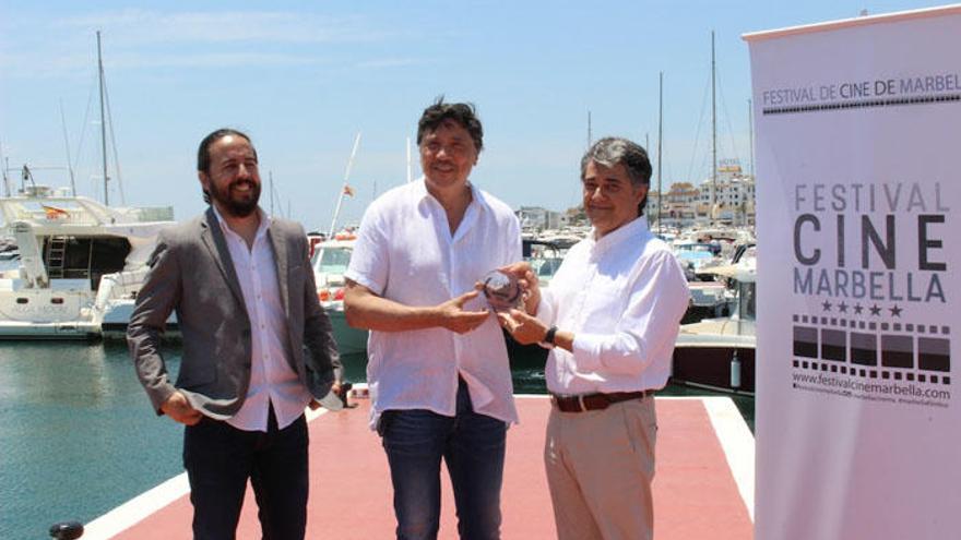 Ezekiel Montes, director de la muestra; el actor y escritor Carlos Bardem y el concejal Javier Porcuna, ayer en Puerto Banús.