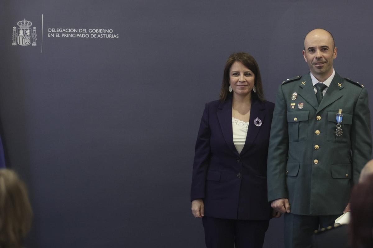 El capitán Pablo Villabrille junto a la Delegada.
