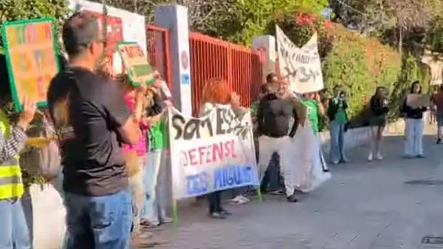 Protestas frente al CEIP San Blas de Alicante el primer día de huelga