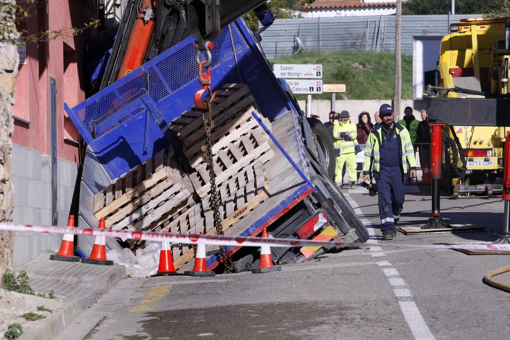 Cedeix el paviment d'un carrer de Torroella amb el pas d'un camió