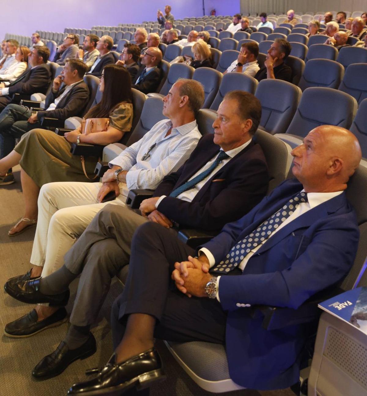 Público siguiendo la jornada en el Palacio de Congresos. | ÁNGEL GONZÁLEZ