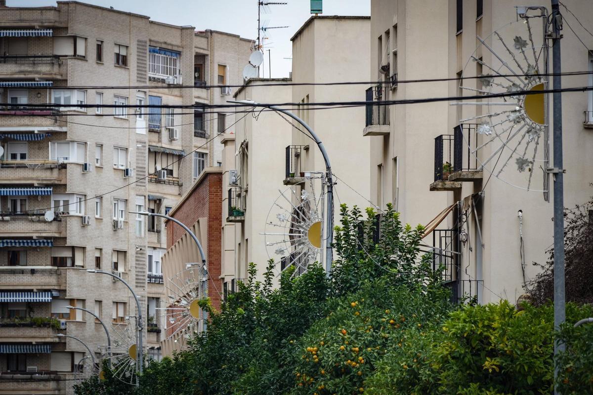 Detalle de las nuevas luces instaladas en la avenida Santa Marina, Badajoz.