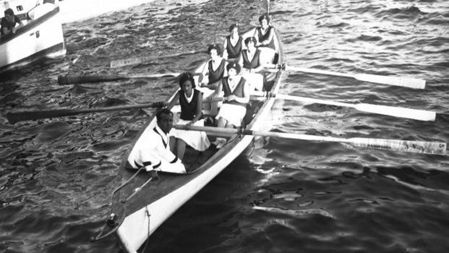 Tripulantes y patrón de una canoa en el puerto de Cartagena.