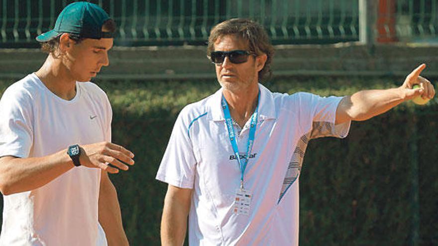 Rafel Nadal, en la pista de entrenamiento junto al técnico Francis Roig.