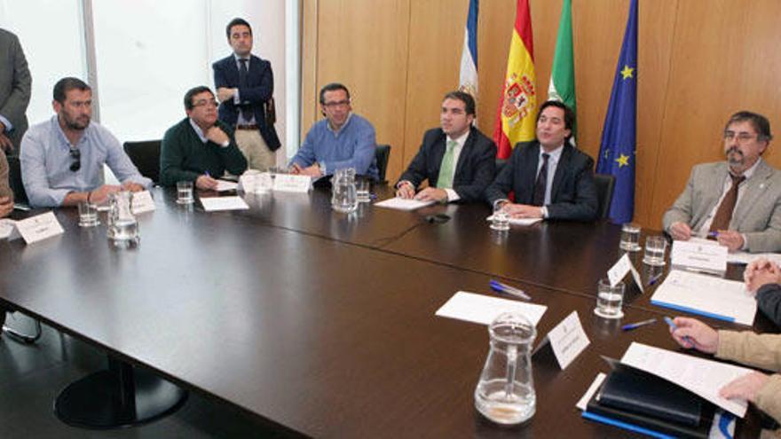 Firma del convenio entre la Diputación y la comarca.