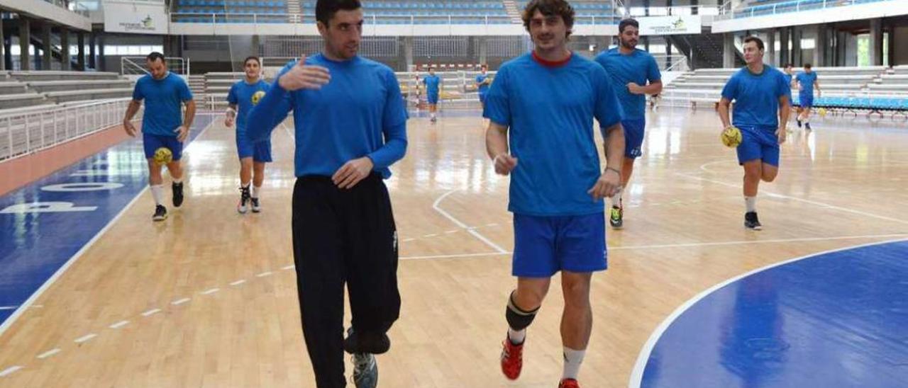 Andrés Delgado y Carlos García durante un entrenamiento en el Pabellón Municipal. // Gustavo Santos