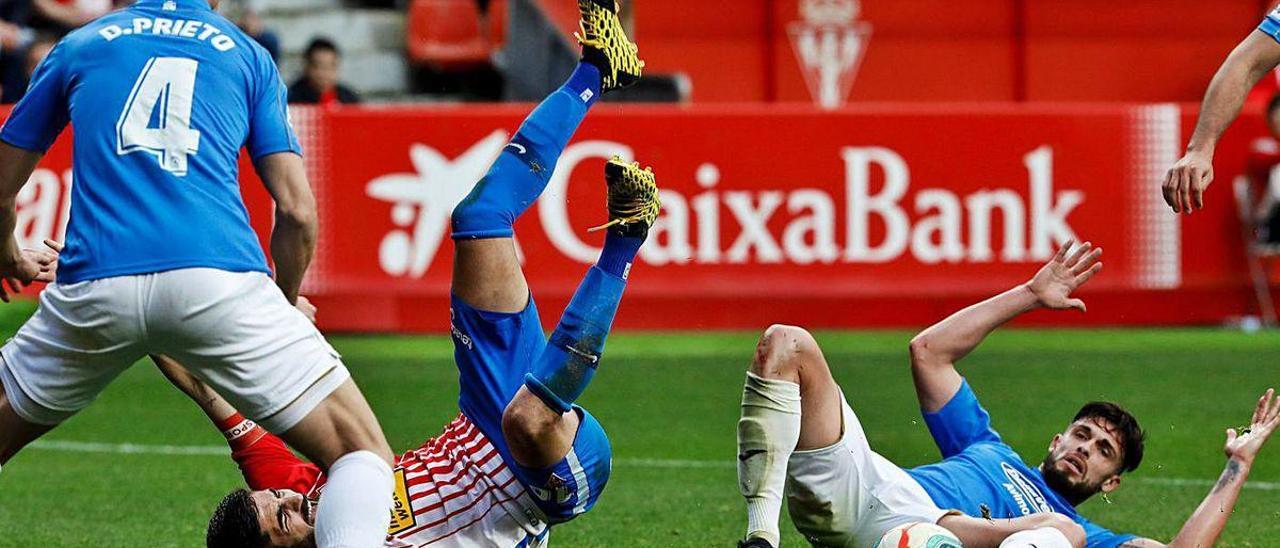 Carmona cae en el área en una jugada ante el Fuenlabrada en la que el Sporting reclamó penalti.
