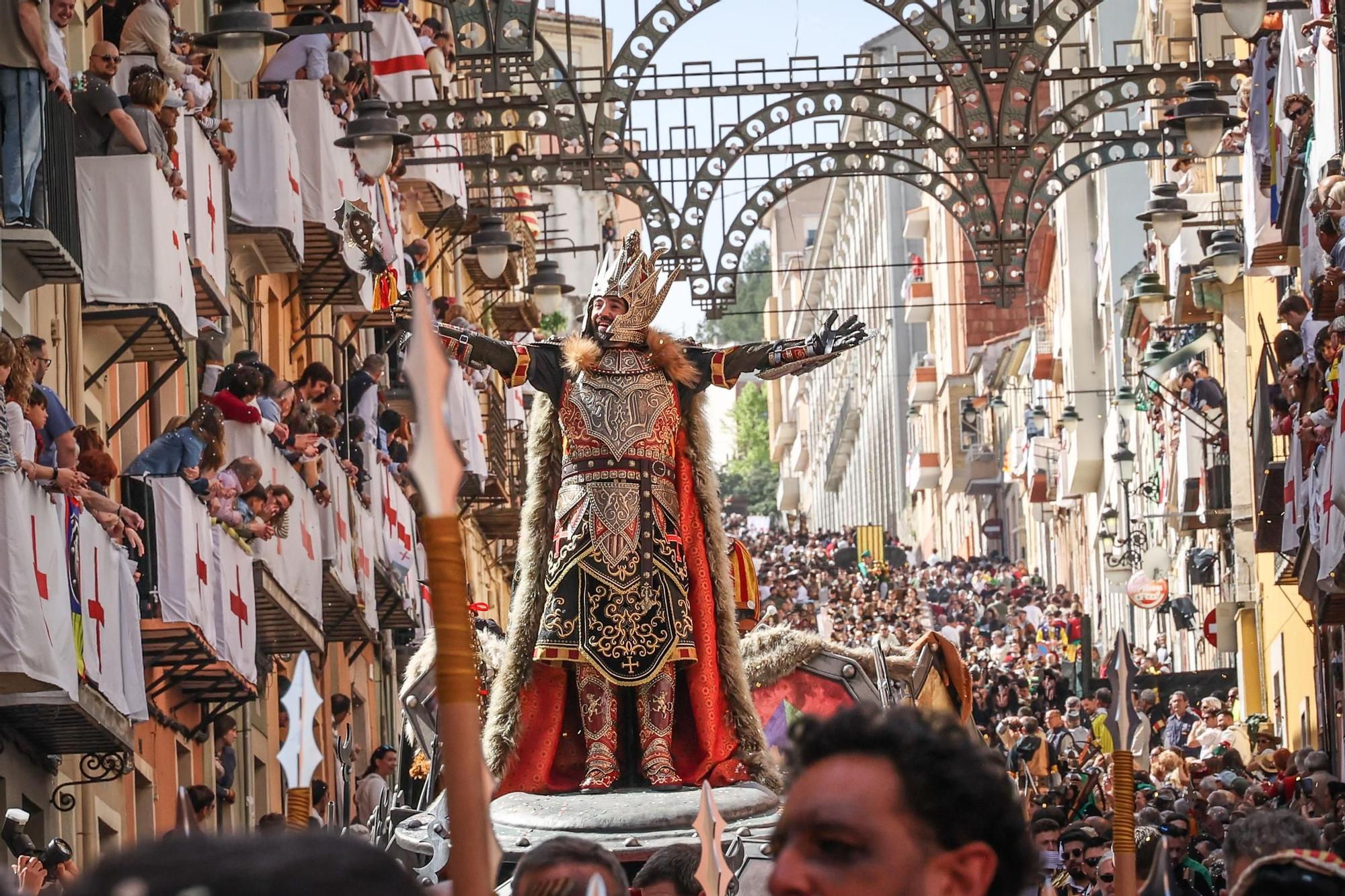 Alcoy se entrega al espectáculo de las tropas cristianas