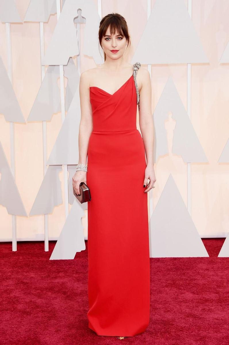 Dakota Johnson - Las mejor vestidas de los Oscar 2015