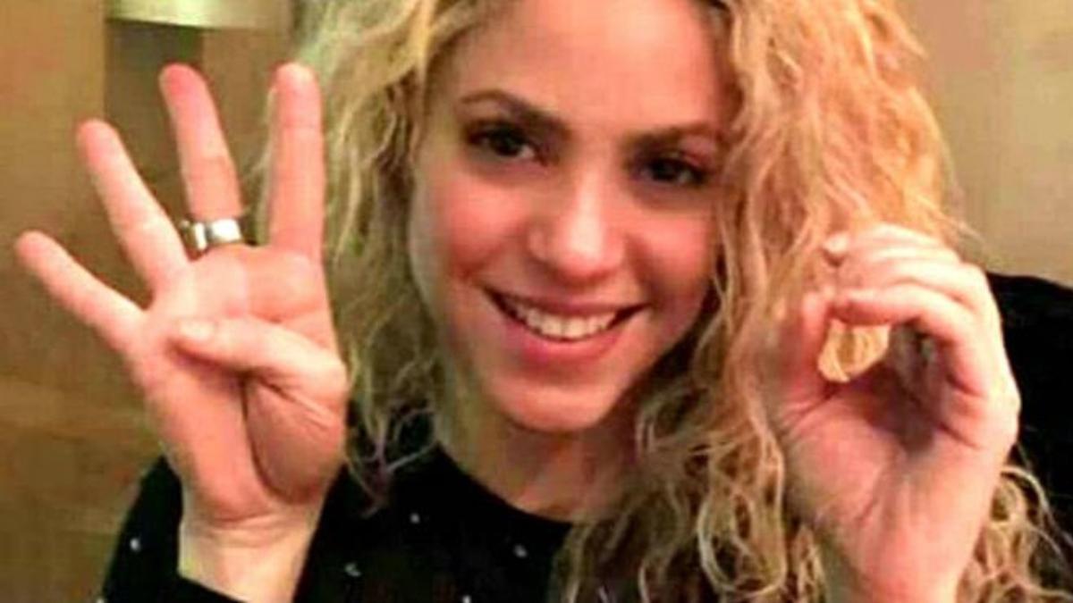 Shakira mostrando el 4 y el 0