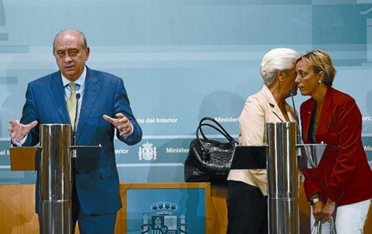 El ministre Jorge Fernández Díaz, amb la dona de Cordón, Pilar Muro, i la seva filla, Carmen Cordón, ahir.