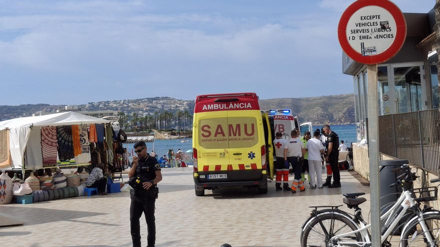 Logran reanimar en la playa del Arenal de Xàbia a un bañista de 69 años con síntomas de ahogamiento y que estaba inconsciente