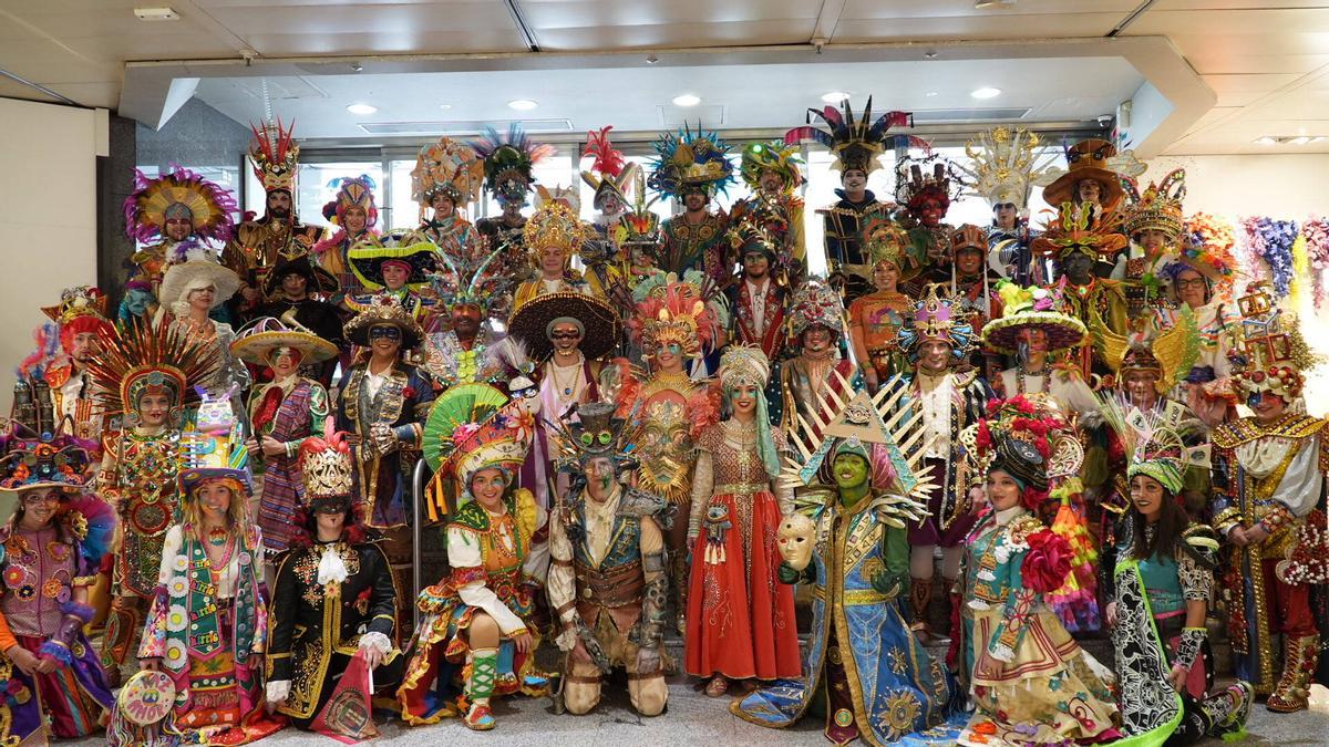 Fotogalería | Las comparsas lucen sus trajes este lunes como maniquíes vivientes