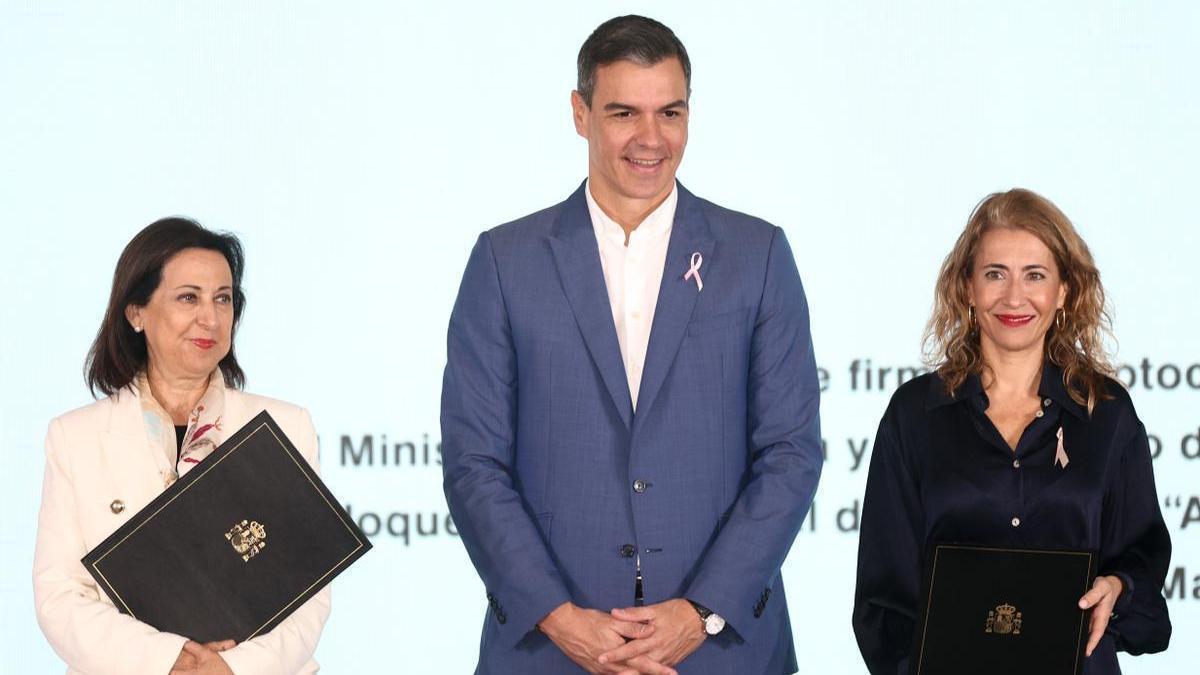 Pedro Sánchez junto a Raquel Sánchez y Margarita Robles durante la presentación de la nueva Operación Campamento.