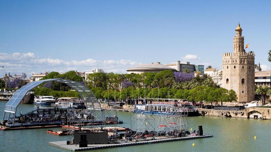 Los sevillanos coinciden ante el escenario gigante de Netflix en el río Guadalquivir: "¿Rosalía, Bad Bunny o Luis Miguel?"