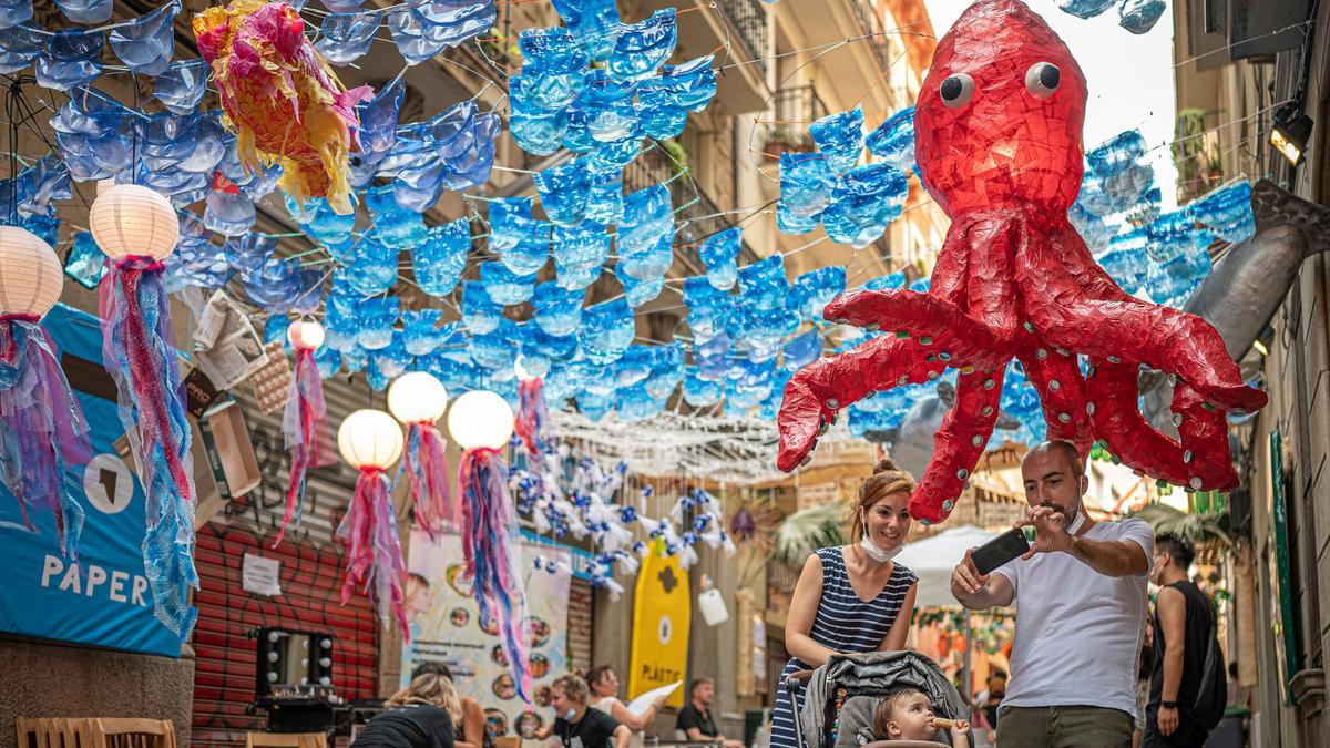 Imagen de archivo de una calle ornamentada por las fiestas de Gràcia.